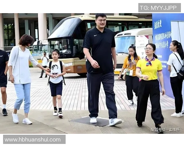 男孩偶遇姚明心潮澎湃梦想成真瞬间记录青春的感动与勇气